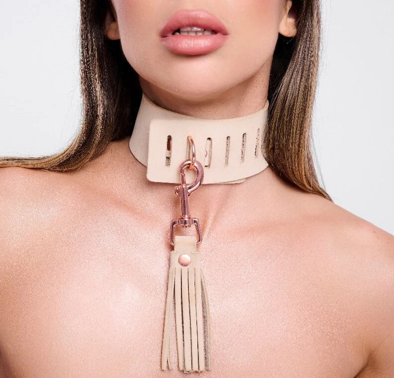 KinkySabine - Lederhalsband mit Peitsche nude/rosegold