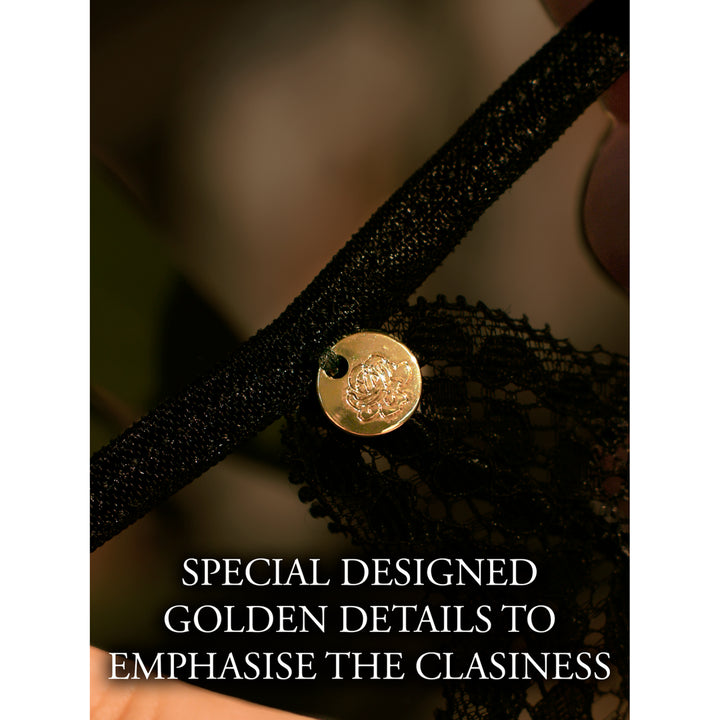 String Faye aus Spitze mit goldenen Details von Le Désir Queensize