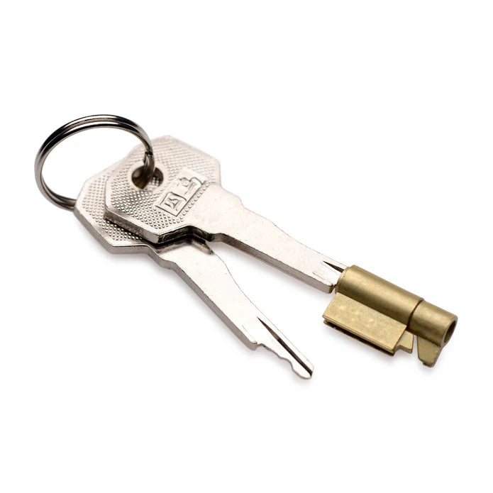 Master Series Abschliessbarer Keuschheitskafig Clear Captor Mittel – Zoom auf Verschluss/Label