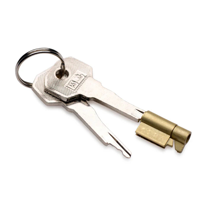 Master Series Abschliessbarer Keuschheitskafig Clear Captor Klein – Zoom auf Verschluss/Label