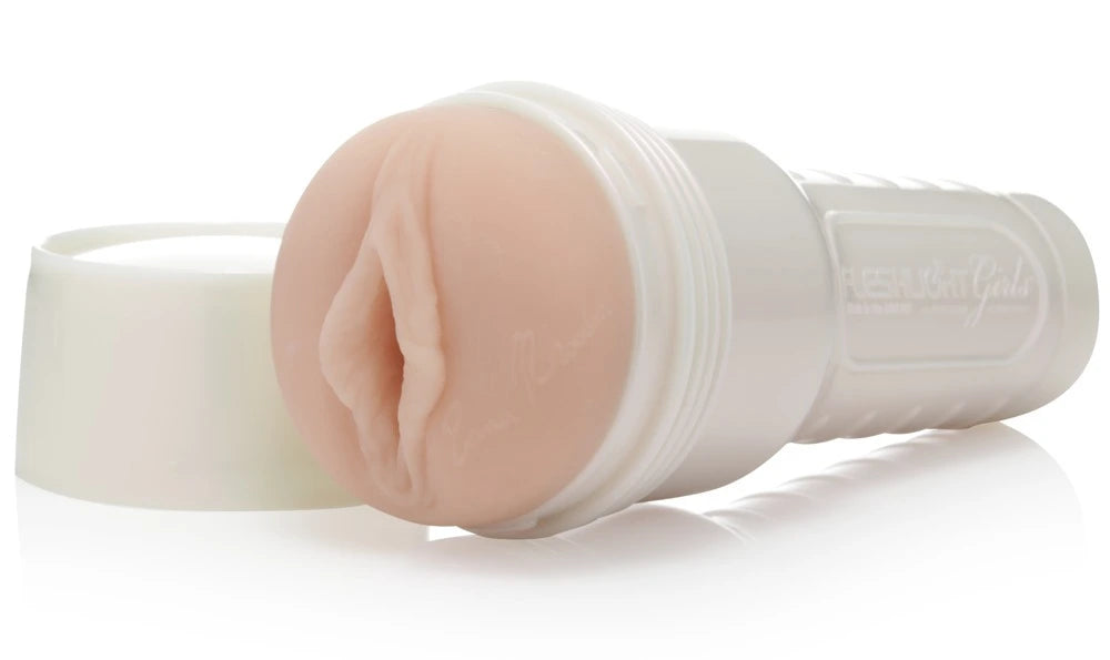 Fleshlight Lana Rhoades Destiny Masturbator in Hautton mit realistischer Textur und diskretem weißen Gehäuse