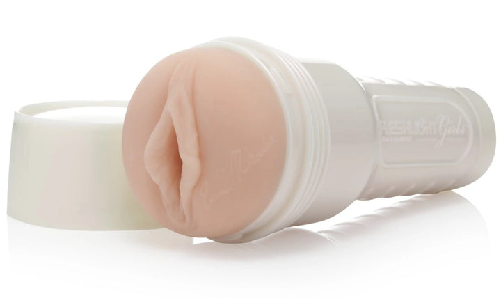 Fleshlight Lana Rhoades Destiny Masturbator in Hautton mit realistischer Textur und diskretem weißen Gehäuse
