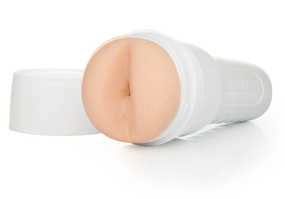 Fleshlight Riley Reid Euphoria Masturbator in Hautton mit weißem Gehäuse aus hautähnlichem SuperSkin-Material