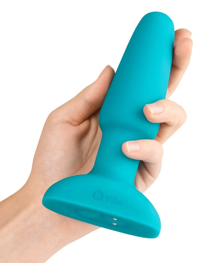 b-vibe Rimming 2 Analplug in Türkis, weiches Silikon, ergonomische Form, in einer Hand gehalten