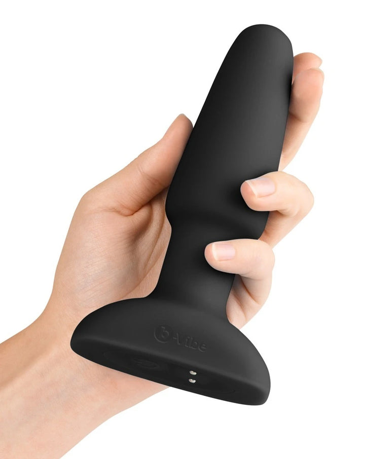 b-vibe Rimming 2 Anal-Plug in Schwarz aus mattem Silikon, ergonomisch geformt mit flacher Basis, in einer Hand gehalten