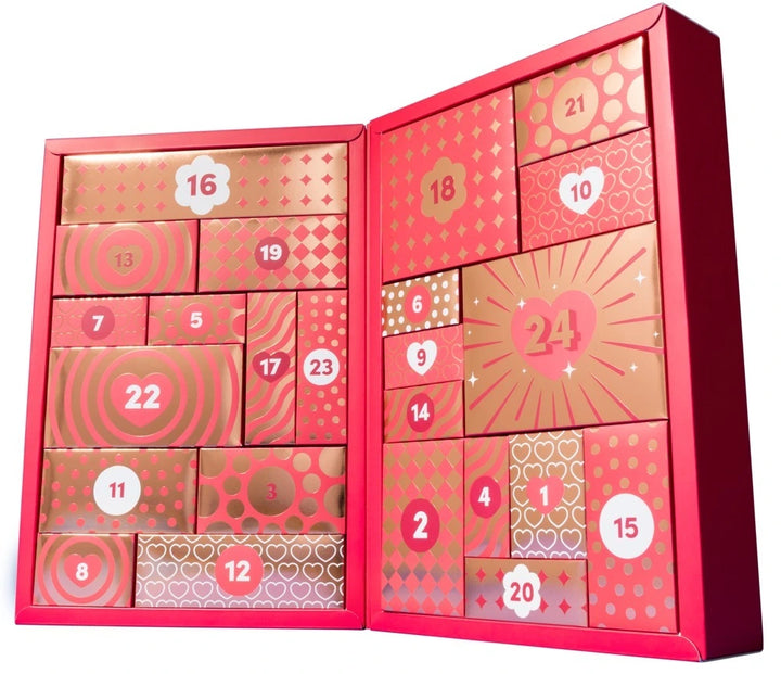 Geöffneter Adventskalender mit 24 nummerierten Geschenkboxen