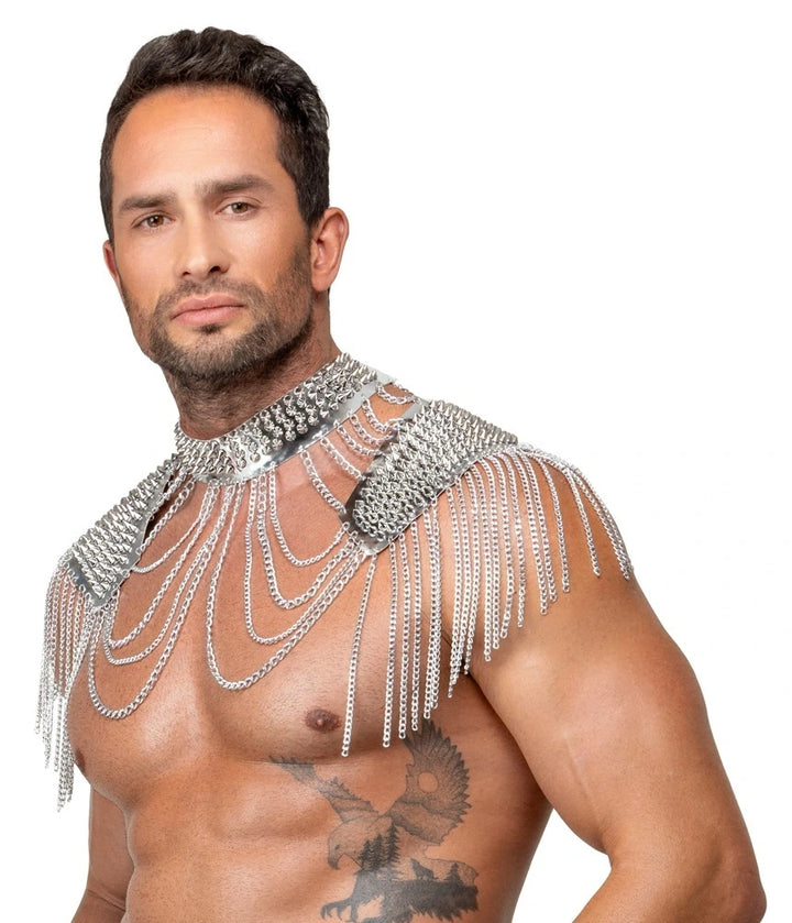 Bad Kitty Kettenkragen Silber mit Spikes – eleganter Unisex Halsschmuck mit Chainmail und Fransen, getragen von männlichem Mo