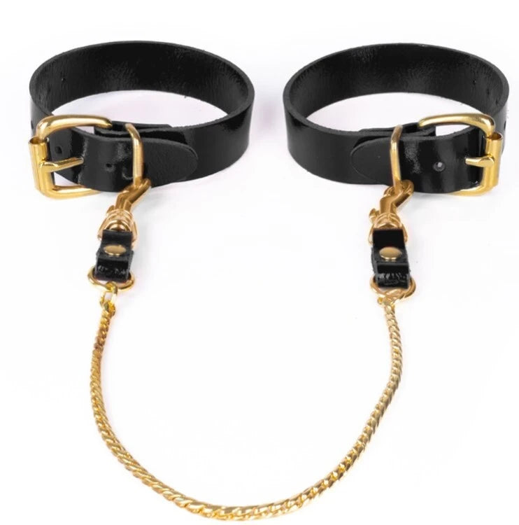 KinkySabine - Fußfesseln aus Leder mit Kette schwarz/gold