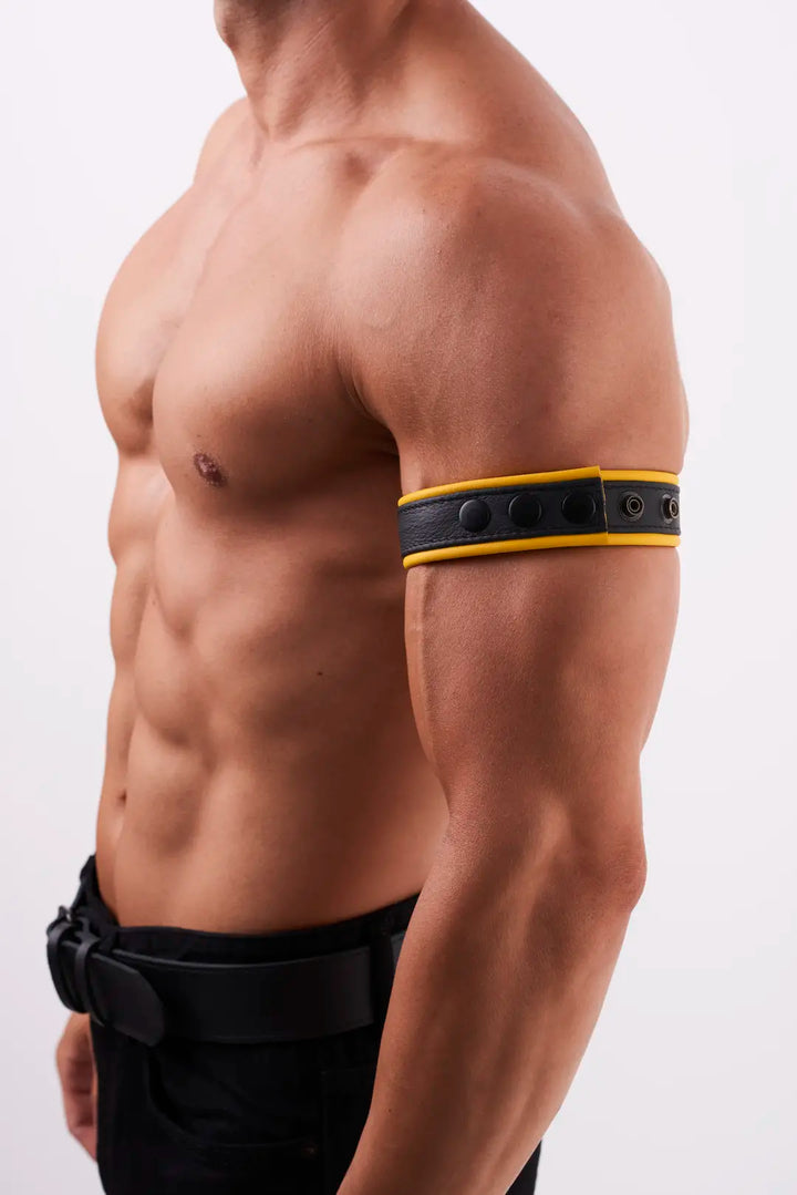 KinkySabine - weiches Lederarmband für Herrn schmal schwarz/gelb