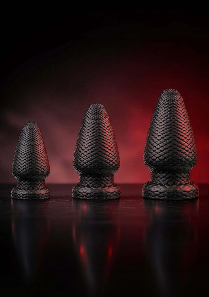 Giant Dragon Butt Plug XL im Größenvergleich mit XXL und XXXL