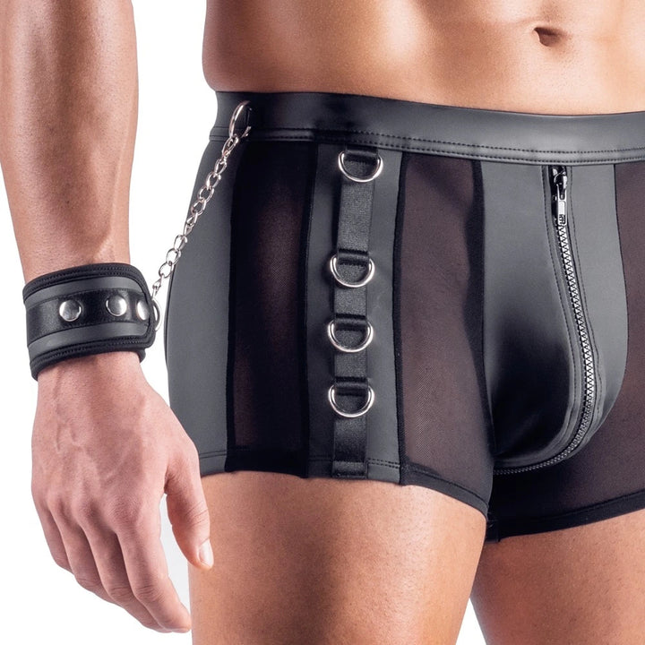 Svenjoyment Bondage Herren-Pants in Schwarz mit Mesh, D-Ringen, Zipper und Leder-Handfessel mit Kette