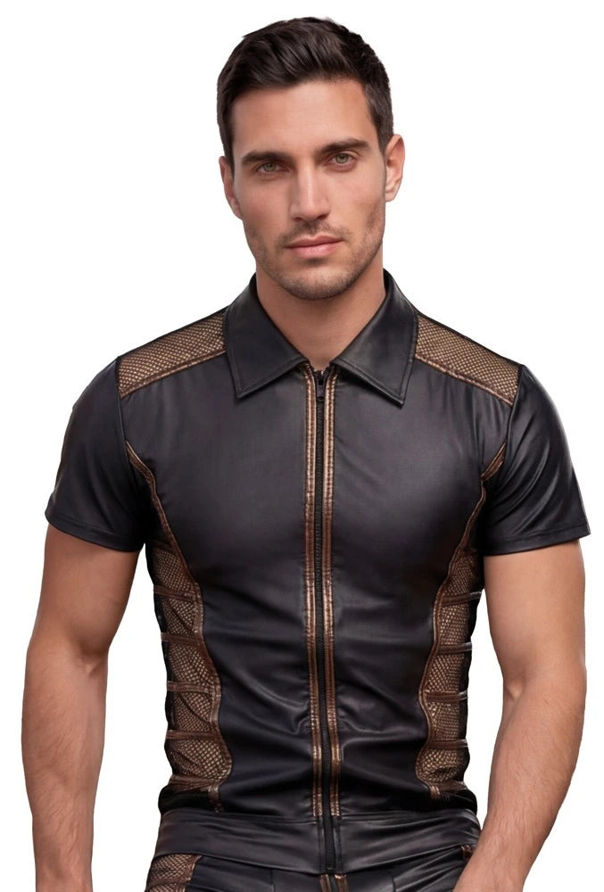 Schwarzes NEK Wetlook-Herrenshirt am Model – Vorderansicht