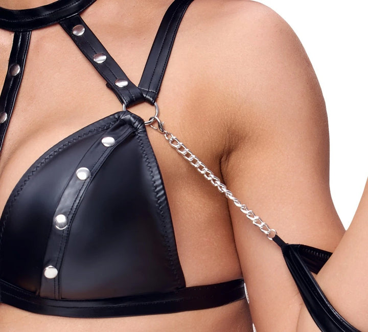 Detail der verstellbaren Riemen und Nieten am Cottelli Bondage BH