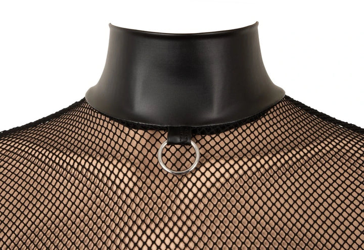 Detail von Stehkragen, Netz und Ring am Cottelli Bondage Strapshemd