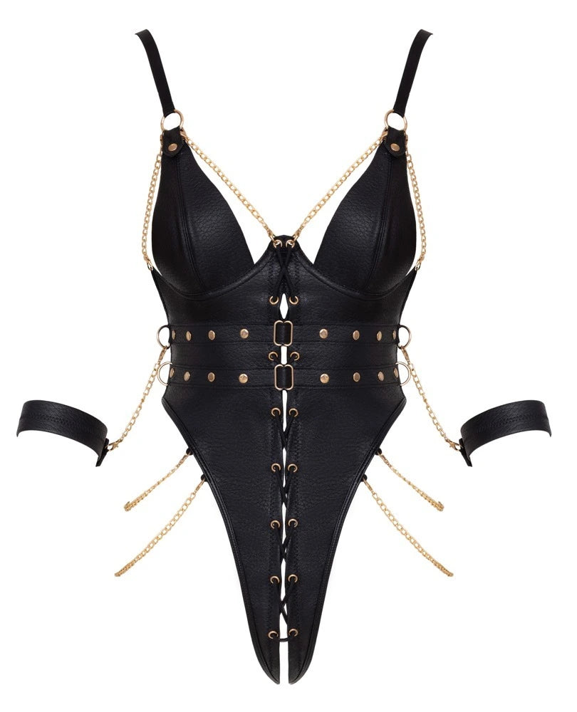 Cottelli Bondage String-Body schwarz mit Goldketten, Nieten, Fesseln und Ouvert-Schnitt aus Kunstleder