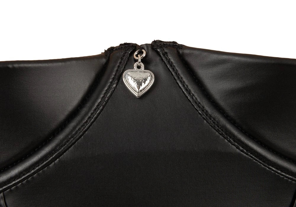 Detail des silberfarbenen Herzanhängers am Cottelli Straps-Body