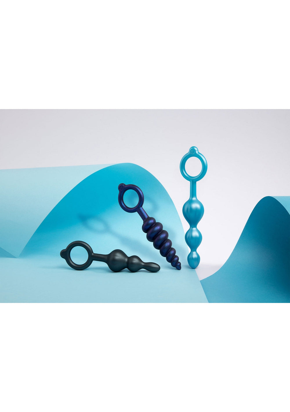 Drei mehrfarbige b-Vibe Silikon-Analplugs mit Perlen