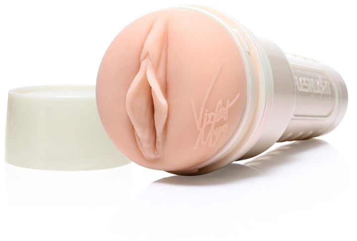 Fleshlight Violet Myers Waifu Masturbator in hautfarbenem SuperSkin-Material mit realistischer Vagina-Öffnung und Signatur