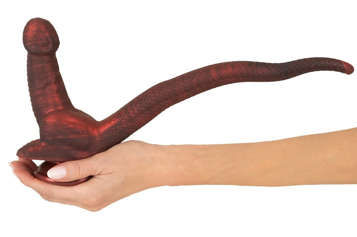 Beasty Cocks Panthera Doppeldildo Fantasy in tiefem Bordeauxrot mit Schuppentextur und flexiblem Schwanzteil, gehalten in ein