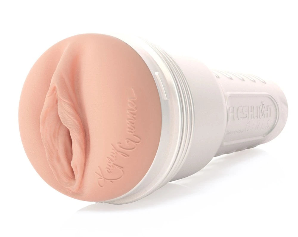 Fleshlight Girls Kayley Gunner Masturbator, hautfarbenes Superskin-Material, realistische Vagina-Öffnung, dezentes Design
