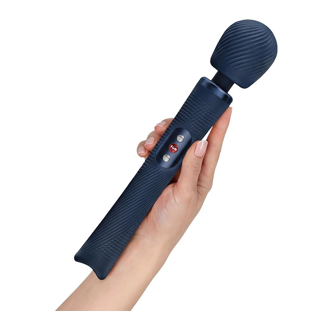 Fun Factory VIM Premium-Massagestab in Mitternachtsblau mit Silikonoberfläche und ergonomischem Griff, in weiblicher Hand