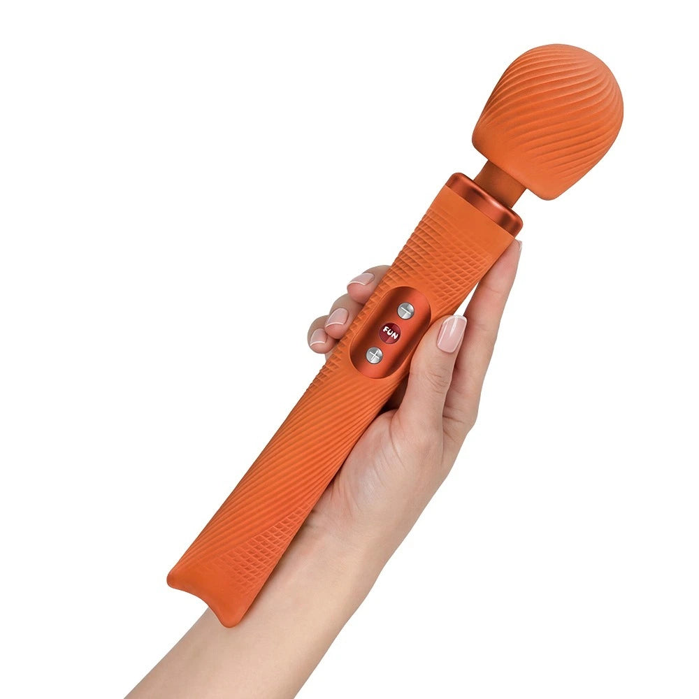 Fun Factory VIM Massagestab in leuchtendem Orange, ergonomischer Silikongriff mit Textur, in weiblicher Hand gehalten