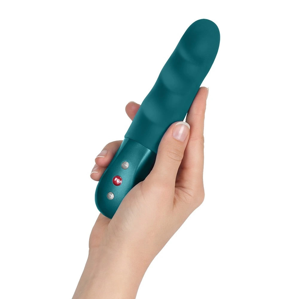 Fun Factory STRONIC PETITE Stoßvibrator in Petrol, weiches Silikon, mit Steuerknöpfen, in weiblicher Hand gehalten