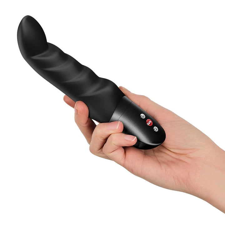 Fun Factory ABBY G Vibrator in Schwarz, ergonomisch geformt mit Silikonoberfläche, in weiblicher Hand gehalten