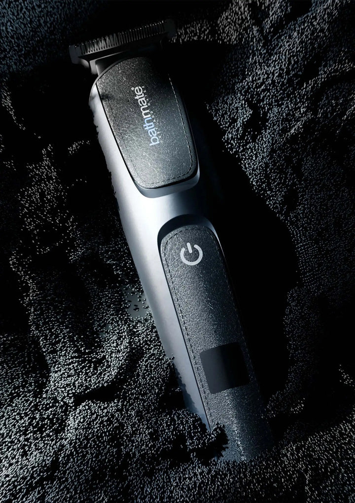 Bathmate Trim 2.0 Präzisions-Trimmer in Silber-Schwarz mit Lederoptik-Grifffläche und T-Klinge, wasserfest