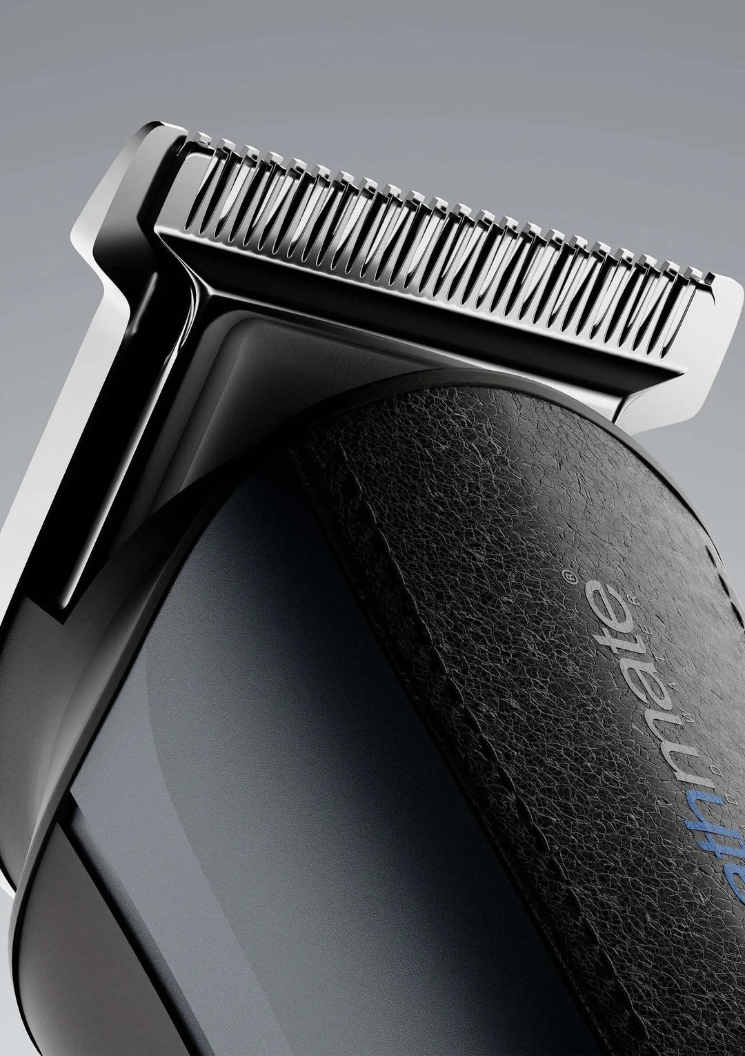 Bathmate Trim 2.0 Präzisions-Trimmer in Schwarz, Nahaufnahme der Edelstahl-Klingen und Premium-Leder-Griff