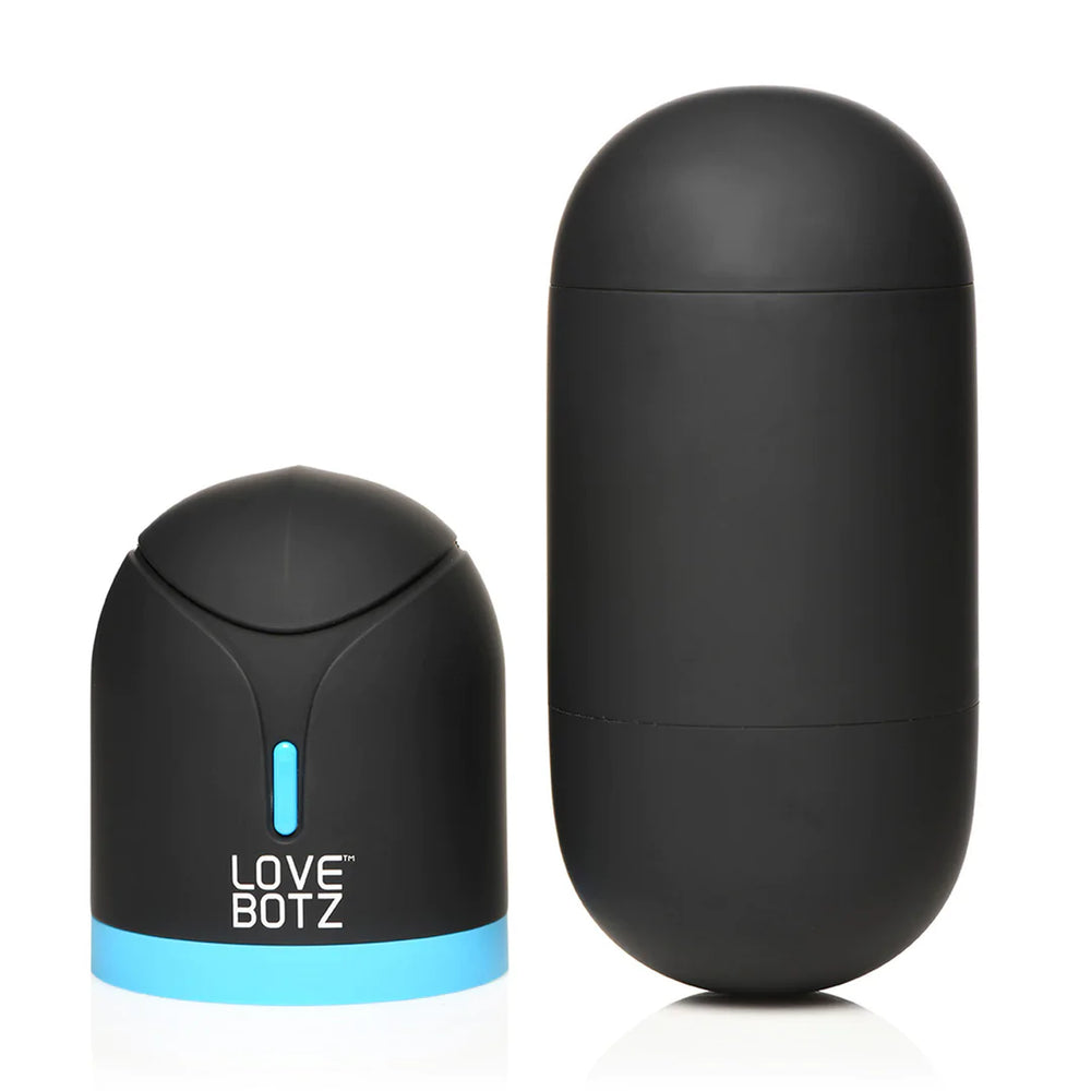 Automatischer Saugmasturbator The Milker Mega-Pod in mattem Schwarz mit abnehmbarer Steuereinheit und blauem LED-Indikator