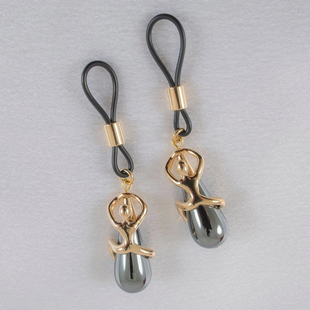 KS - Brustschmuck Cliffhanger mit Hämatittropfen – Gold-Luxus