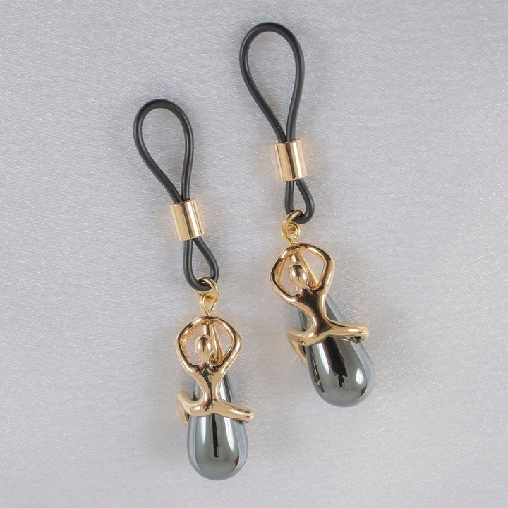 KS - Brustschmuck Cliffhanger mit Hämatittropfen – Gold-Luxus