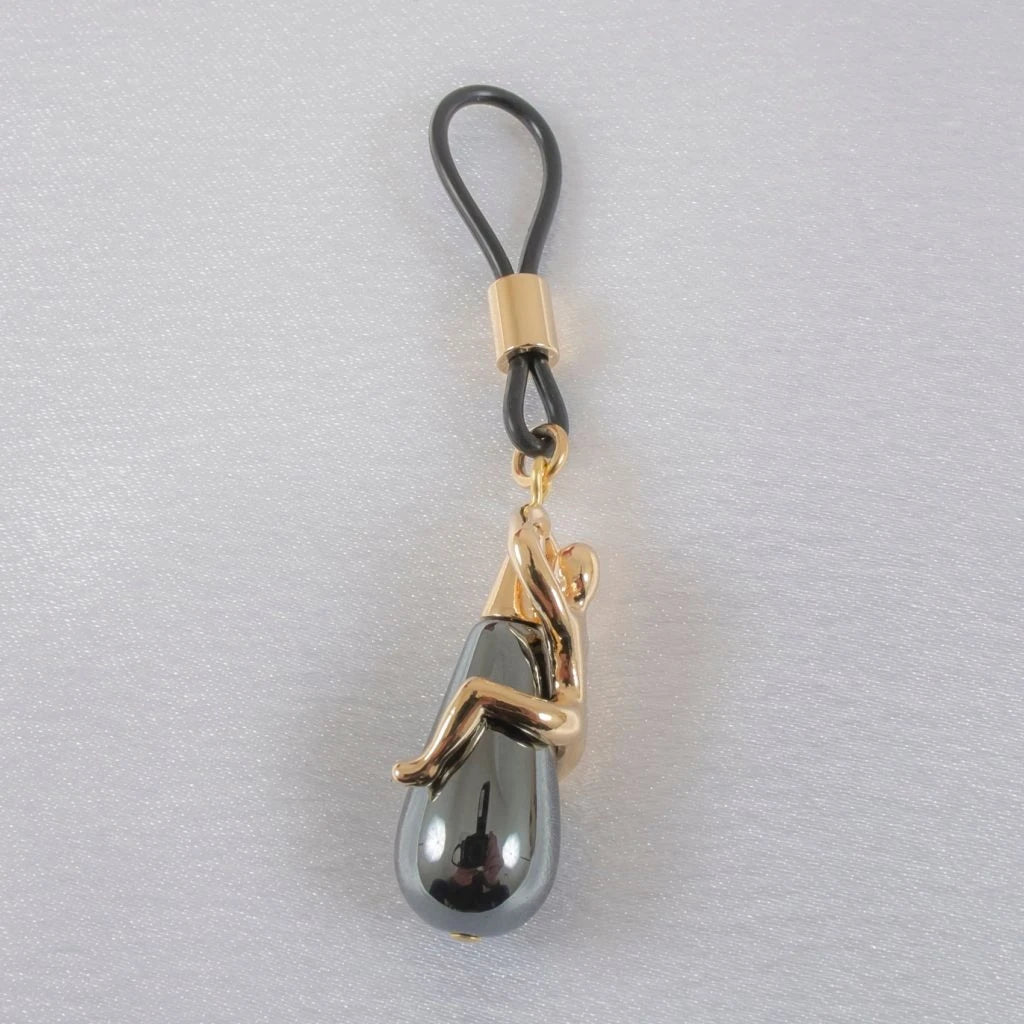 KS - Brustschmuck Cliffhanger mit Hämatittropfen – Gold-Luxus