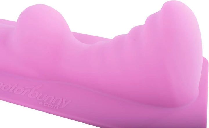 Motorbunny Aufsatz Mount Gushmore in zartem Rosa, hochwertiges Silikon mit geschwungener Stimulationsstruktur