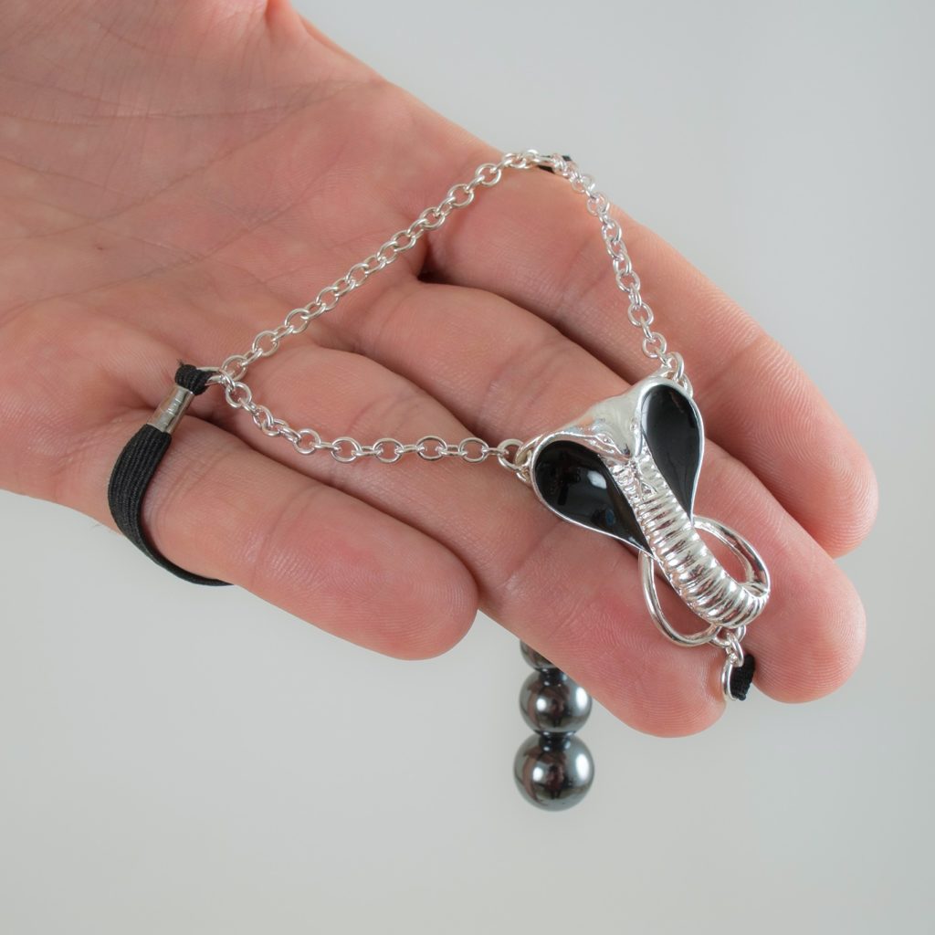 KS Cobra Hoden-Schmuck – Silber mit Hämatit – Detailansicht 4