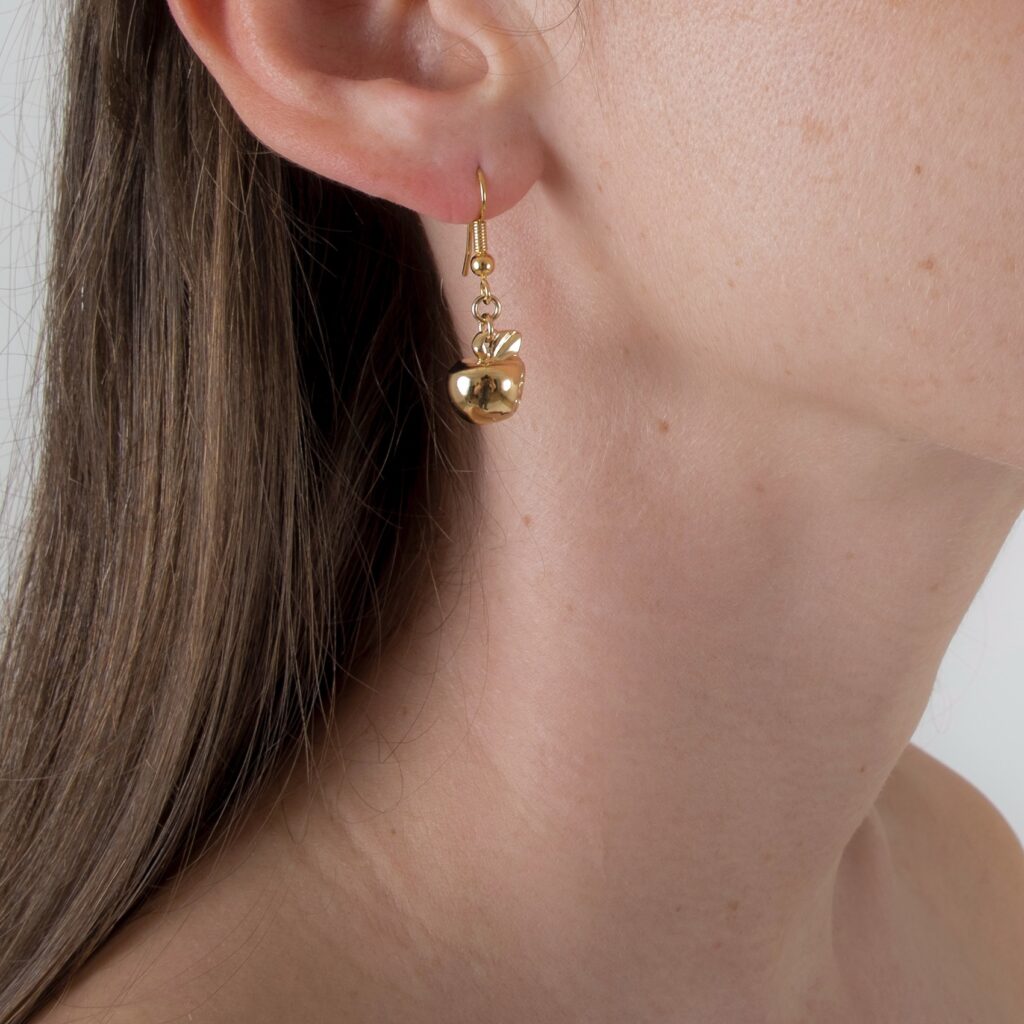 KS Goldene Apfel-Ohrhänger – edles Schmuck-Statement – Detailansicht 2