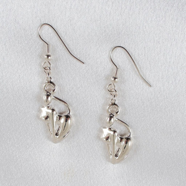 KS Feline Ohrringe aus Silber – Elegante Verführung – Detailansicht 2