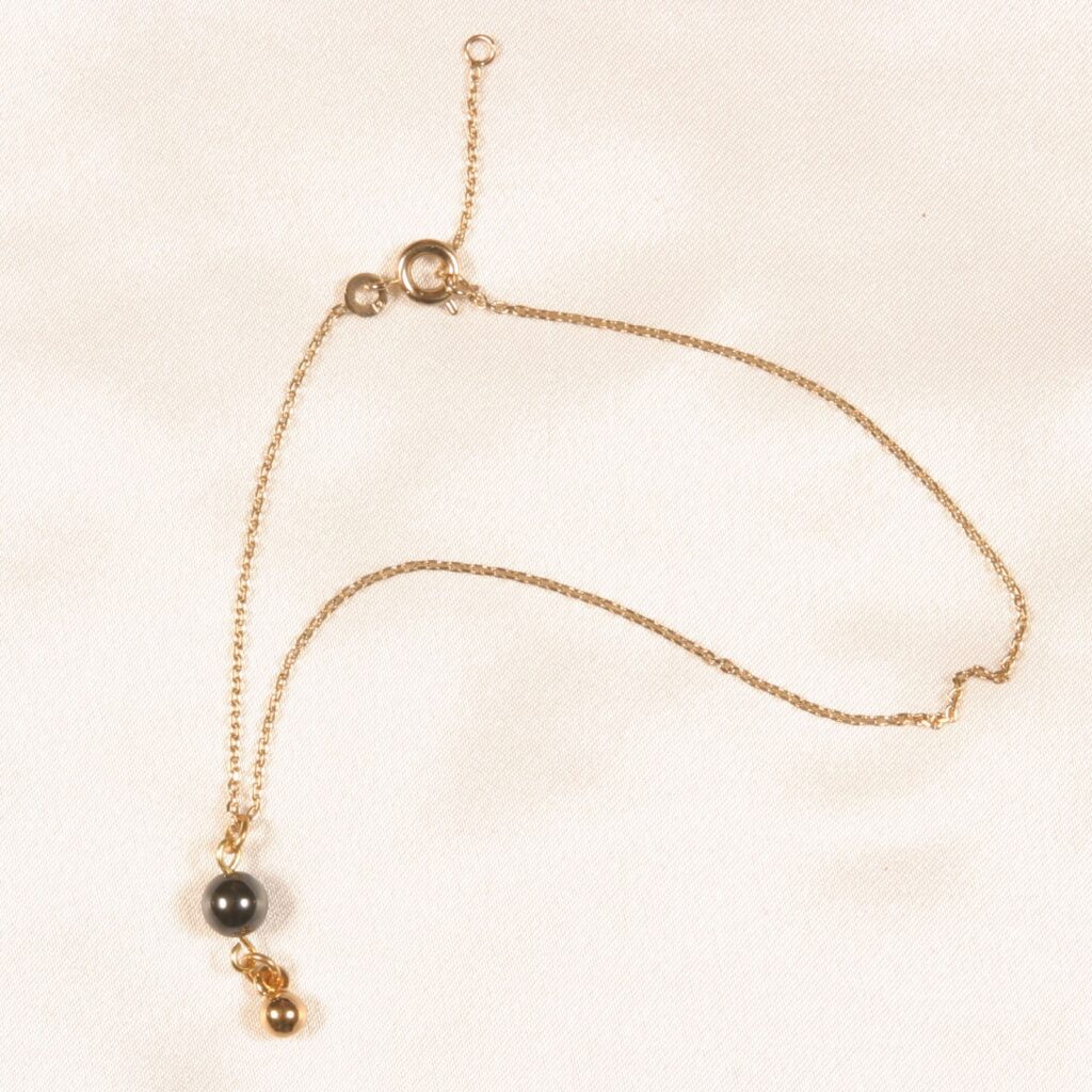 KS Fußschmuck Perle Hämatit & Gold – verstellbar – Produktansicht