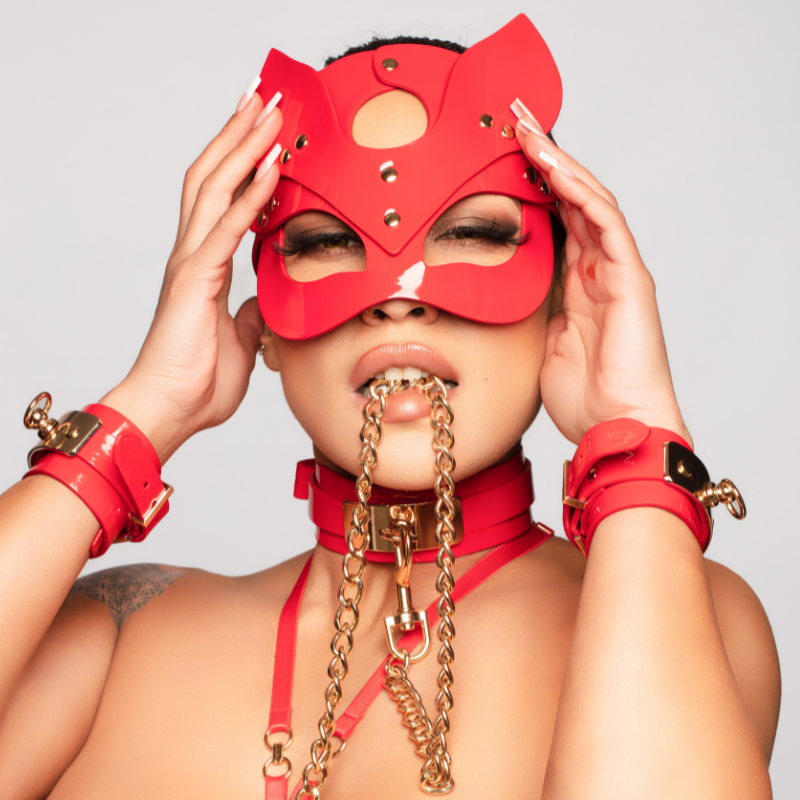 High Gloss Cat Maske Rot getragen
