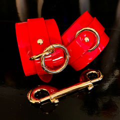 Kinky Diva High Gloss Handfesseln Rot/Gold