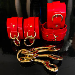 Kinky Diva High Gloss Hand-, Fußfesseln & Hogtie-Set Rot/Gold