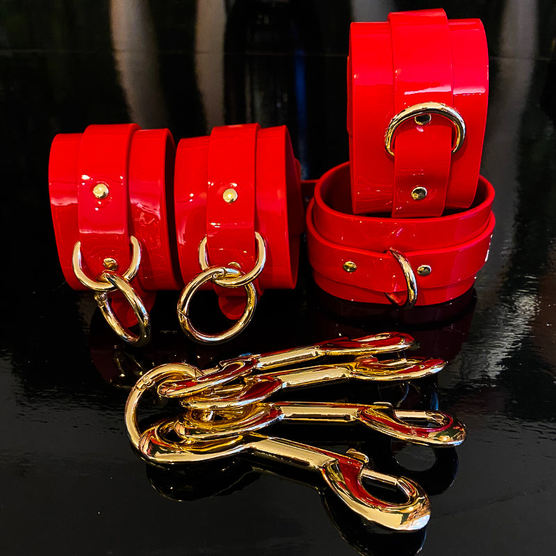 Kinky Diva High Gloss Hand-, Fußfesseln & Hogtie-Set Rot/Gold