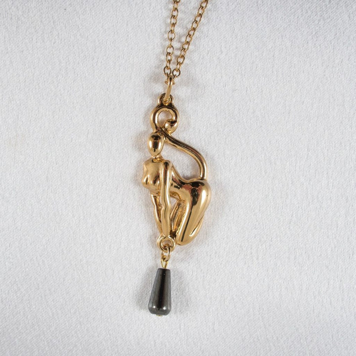 KS Feline Frau Anhänger Gold – Verlockende Eleganz – Detailansicht 2