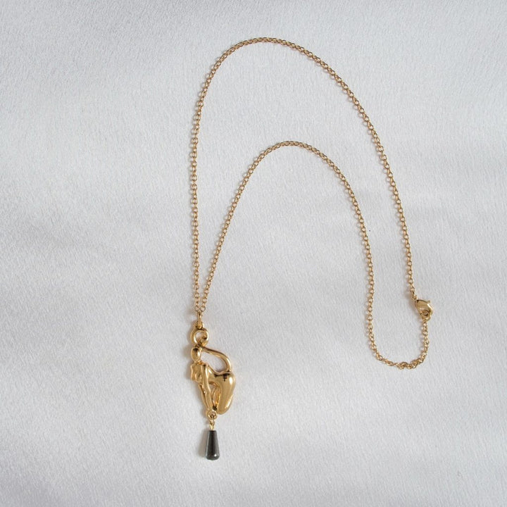 KS Feline Frau Anhänger Gold – Verlockende Eleganz – Detailansicht 4